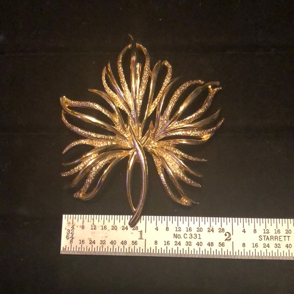 NWOT Gold Tone Leaf Brooch - Picture 4 of 6